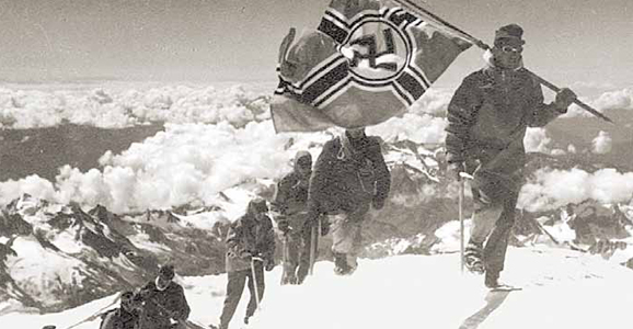 Военные альпинисты вермахта собираются водрузить на вершине Эльбруса нацистское знамя. Фото 1942 г.